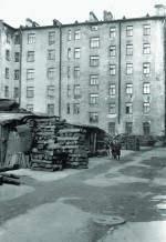 Вид части двора с дровами жилого дома на участке между 13‑й и 14‑й линиями Васильевского острова. 1955 г. 