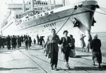Вид причала Ленинградского морского торгового порта с польским теплоходом «Баторий», на котором была совершена первая массовая поездка западных туристов в СССР. 29 августа 1955 г.
