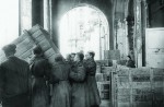 Солдаты разгружают ящики с экспонатами музея, вернувшимися из эвакуации. 1945 г. 