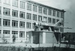 Самолёт МиГ-17 перед зданием средней школы № 521 на Бестужевской улице. 1970‑е гг. 